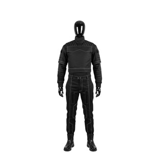 Puede incluir: Conjunto negro de dos piezas con detalles de costura blancos. La parte superior es un dise&ntilde;o corto de manga larga con cuello alto. Los pantalones son de cintura alta con pernera recta. El conjunto se muestra en un maniqu&iacute; negro.