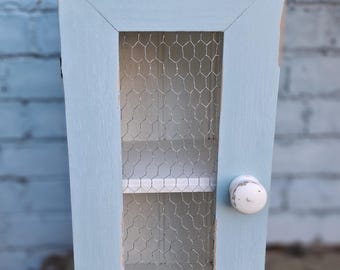 Armario rústico de madera estilo granja con puerta de malla metálica – Mini caja de almacenamiento azul envejecido – Decoración estilo casa de campo