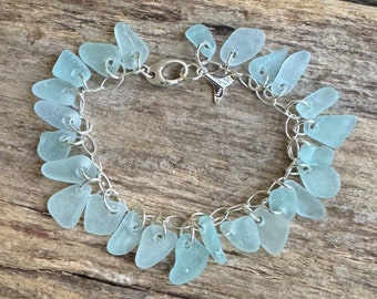 Seeglasschmuck- 25 Stück aquablaues Seeglas an einem Armband aus Sterlingsilber