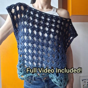 Può includere: Un top all'uncinetto blu e verde acqua con un design monospalla. Il top presenta un motivo aperto a rete ed è indossato sopra una canotta bianca. Il testo "Full Video Included!" è visibile nell'immagine.