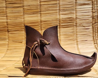 Ręcznie robione średniowieczne skórzane buty z zapięciem – wikińskie botki – historyczne LARP-y i obuwie renesansowe