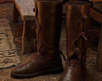 Oryginalne, ręcznie robione, średniowieczne skórzane buty z zaokrąglonym noskiem – obuwie do rekonstrukcji historycznej