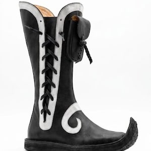 Botas vikingas de cuero hechas a mano con bolsa integrada – Botas medievales con filigrana plateada – Disponibles en todas las tallas
