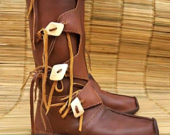 Botas vikingas de cuero hechas a mano con botones de asta, calzado nórdico medieval para LARP.