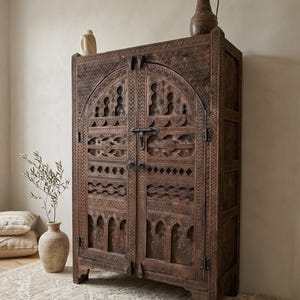 Armário de madeira entalhada à mão, estilo marroquino vintage, armário rústico de madeira maciça, guarda-roupa boho chic, móvel antigo para armazenamento.