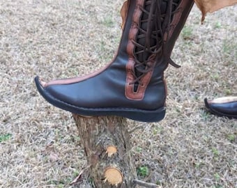 Handgemaakte middeleeuwse laarzen. Renaissance Fair-laarzen. Vikingschoenen