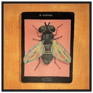 Könnte beinhalten: Gerahmtes Kunstwerk mit einem schwarzen Smartphone mit rosa Bildschirm, das eine detaillierte Fliegenillustration zeigt. Die Fliege hat große Augen, einen schwarzen Körper und bunte Flügel. Der Hintergrund ist strukturiertes Orange.
