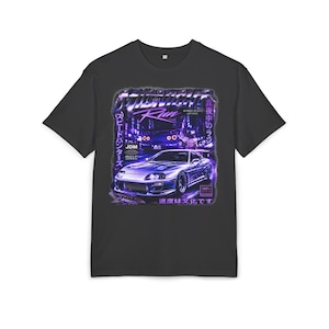 Könnte beinhalten: Schwarzes T-Shirt mit einer lila Grafik eines Sportwagens und dem Text "Midnight Run" und japanischem Text. Das Design beinhaltet eine Stadtlandschaft und die Wörter "JDM" und "Speed Hunters".