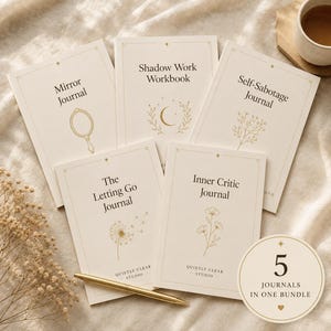 Könnte beinhalten: Ein Set aus fünf cremefarbenen Journalen mit den Titeln Mirror Journal, Shadow Work Workbook, Self-Sabotage Journal, The Letting Go Journal und Inner Critic Journal, mit goldenen Linienzeichnungen und einem goldenen Stift auf strukturiertem Stoff.