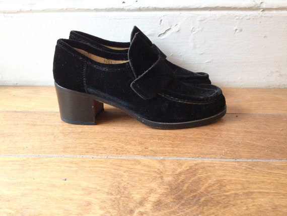 70s black velvet loafers 9 / vintage high heels pl