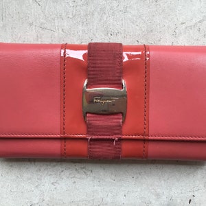 Portefeuille en cuir rose SALVATORE FERRAGAMO Y2K / pochette rouge corail de designer vintage