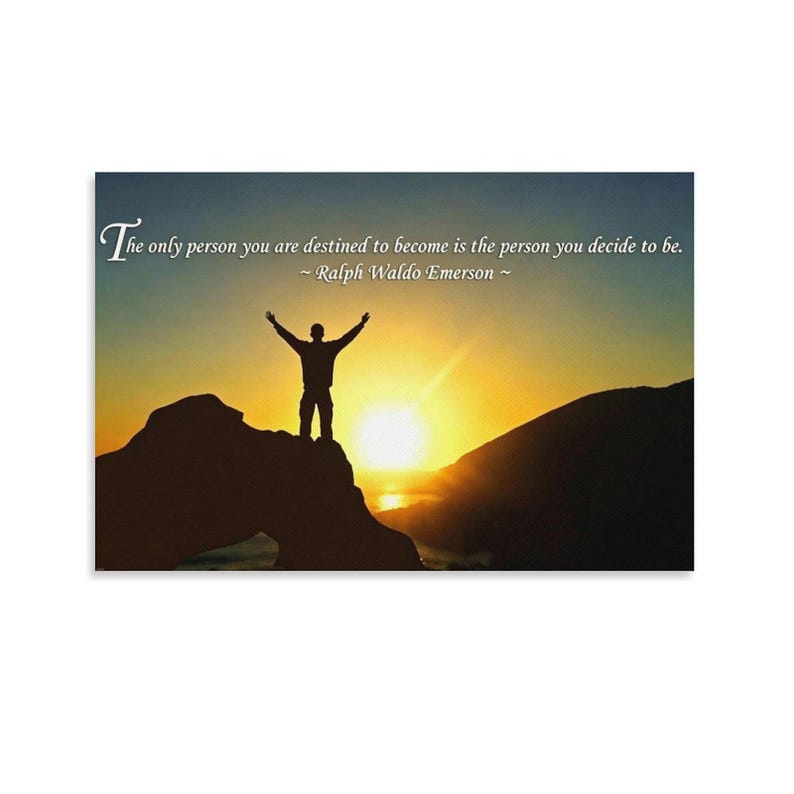 Pode incluir: Uma impress&atilde;o motivacional com a silhueta de uma pessoa com os bra&ccedil;os levantados, em p&eacute; sobre uma forma&ccedil;&atilde;o rochosa contra um p&ocirc;r do sol. O texto diz: "A &uacute;nica pessoa que voc&ecirc; est&aacute; destinado a se tornar &eacute; a pessoa que voc&ecirc; decide ser." ~ Ralph Waldo Emerson ~