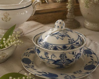 Antica zuppiera per salsa di cipolle blu Louis Regout Maastricht con sottopiatto fisso e coperchio (1883–1888)