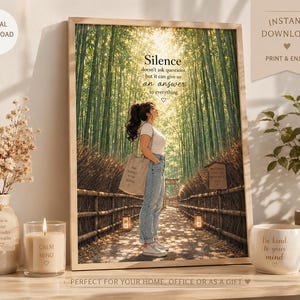 Può includere: Una stampa incorniciata con una donna in una foresta di bambù. Il testo recita: «Il silenzio non fa domande, ma può darci una risposta a tutto». A destra, una tazza bianca con la scritta «Sii gentile con la tua mente».