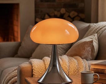 Lámpara de mesa con forma de seta, base de trompeta cromada, cúpula opalina, regulable mediante tacto, estilo francés de mediados de siglo.