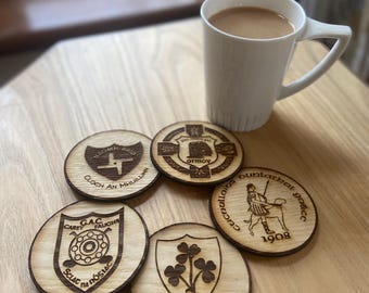 Sous-bocks en bois avec écusson du club, gravés sur mesure