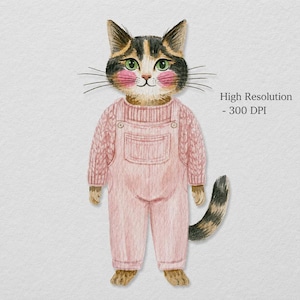K&ouml;nnte beinhalten: Eine Aquarellillustration einer Gl&uuml;ckskatze mit gr&uuml;nen Augen und rosa Wangen, die einen hellrosa Zopfmuster-Pullover unter einer rosa Latzhose tr&auml;gt. Die Katze hat einen gestreiften Schwanz und steht aufrecht. Der Text High Resolution - 300 DPI ist sichtbar.