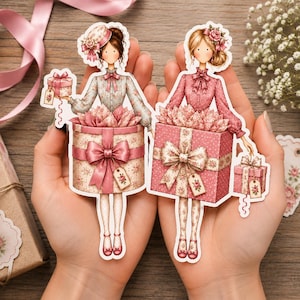 Pode incluir: Duas ilustrações de papel recortado de figuras com roupas de inspiração vintage, cada uma segurando caixas de presente. A figura da esquerda usa uma blusa azul clara e chapéu, enquanto a da direita usa uma blusa rosa e acessório floral.