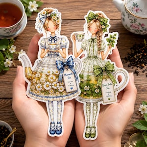 Peut inclure: Deux autocollants découpés représentant des personnages illustrés intégrés à des théières. La figure de gauche porte une robe à fleurs bleue et tient une tasse de camomille, avec une étiquette Chamomile Tea Calming & Relaxing. La figure de droite porte une robe à fleurs verte et tient une tasse de mélisse, avec une étiquette Lemon Balm Tea Soothing & Uplifting.