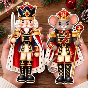Peut inclure: Deux autocollants découpés représentant un casse-noisette et un roi souris. Le casse-noisette porte un uniforme bleu et rouge avec une épée. Le roi souris porte un uniforme rouge et noir similaire avec une couronne et un sceptre.