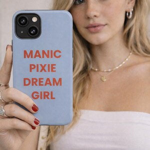Funda para iPhone Manic Pixie Dream Girl, funda divertida y estética, funda moderna para chica Gen Z, funda con cita Y2K, regalo para ella.