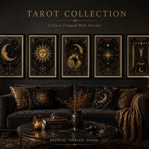 Pode incluir: Conjunto de cinco peças de arte de parede emolduradas com designs de cartas de tarô. Cada impressão emoldurada exibe imagens celestiais douradas, incluindo a lua, o sol e as estrelas, em um fundo preto. O texto "TAROT COLLECTION" e "MYSTICAL. TIMELESS. YOURS." são visíveis.