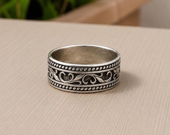 Anello da uomo e da donna in argento • Anello con filigrana ossidata e volute • Anello con foglia incisa in stile vintage • Gioiello di tendenza in argento antico
