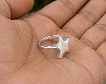 Anello Star Statement in argento: gioiello ispirato a un anello minimalista, lucido e grazioso, anello dell'amicizia delicato, impilabile, con luna e stella,
