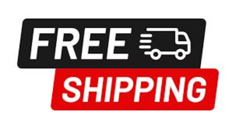 Peut inclure: Une banni&egrave;re noire et rouge avec les mots "FREE SHIPPING" en blanc. Le mot "FREE" est sur une banni&egrave;re noire, et "SHIPPING" est sur une banni&egrave;re rouge. Un graphique de camion blanc est &agrave; c&ocirc;t&eacute; du mot "FREE".