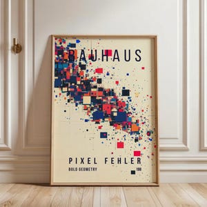 Può includere: Stampa artistica Bauhaus incorniciata con un design geometrico di quadrati e rettangoli colorati in rosso, blu, arancione e nero su sfondo crema. La stampa include il testo "BAUHAUS" e "PIXEL FEHLER BOLD GEOMETRY".