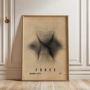 Puede incluir: Impresión artística enmarcada con un diseño abstracto en blanco y negro. La impresión muestra la palabra "FORCE" en la parte inferior. También son visibles las palabras "MINIMAL ARTS" y el número "177". La obra está en un marco de madera.