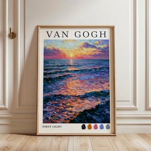 Può includere: Una stampa artistica rettangolare che raffigura un dipinto in stile impressionista di un tramonto sull'oceano. Il testo VAN GOGH appare in alto e FIRST LIGHT in basso, accompagnato da una tavolozza di sei piccoli campioni circolari.