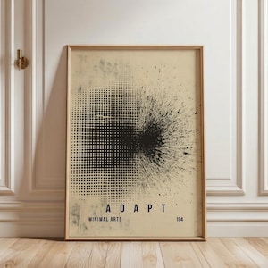 Könnte beinhalten: Gerahmter Kunstdruck mit minimalistischem Design. Das Kunstwerk zeigt links ein schwarzes Punktmuster und rechts einen schwarzen Tintenspritzer, vor einem beigefarbenen Hintergrund. Das Wort "ADAPT" ist in Marineblau gedruckt, zusammen mit "MINIMAL ARTS" und der Nummer "194".