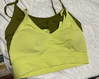 Reggiseno sportivo Victoria's Secret taglia M, uno verde e uno verde chiaro. Reggiseni sportivi Victoria's Secret Pink taglia M, uno verde e uno verde chiaro.
