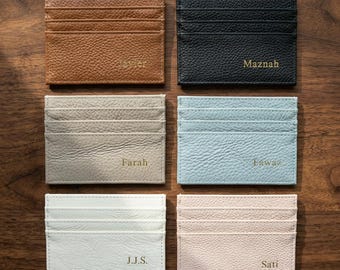 Tarjetero de piel con monograma personalizado: Cartera delgada y personalizada para él o ella.
