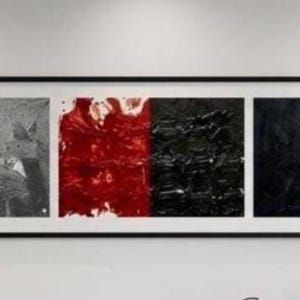 Puede incluir: Obra de arte abstracta enmarcada en negro, dividida en tres secciones. Los paneles presentan superficies texturizadas en gris, rojo y negro. La obra enmarcada está montada en una pared blanca.