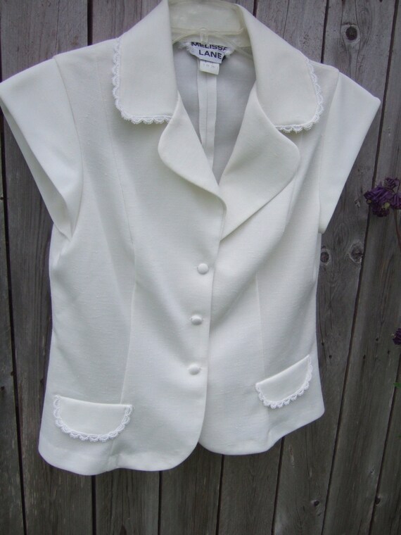 fitted white short sleeve shirt