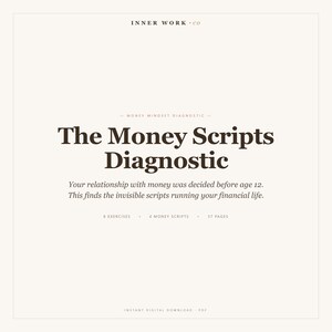 Op de afbeelding: Een digitale download getiteld "The Money Scripts Diagnostic" op een crèmekleurige achtergrond. De tekst bevat "Je relatie met geld werd beslist voor je 12e." en "8 oefeningen, 4 gelddraaiboeken, 37 pagina's."
