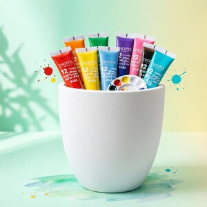 以下が含まれることがあります： 「12 Shades Watercolor Kids」とラベルが貼られたPiomsの子供用水彩絵の具のカラフルなチューブが複数入った白い陶器のポットと、乾燥した絵の具が入ったいくつかの円形のくぼみがある小さな白いプラスチック製のパレット。