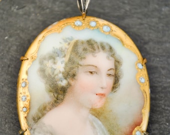 VINTAGE FRENCH PORTRAIT pendant. Hand painted brooch.