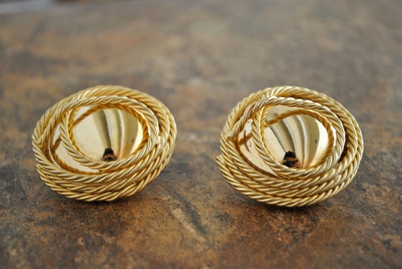 VINTAGE GOLD TONE massive clip earrings. - image 4