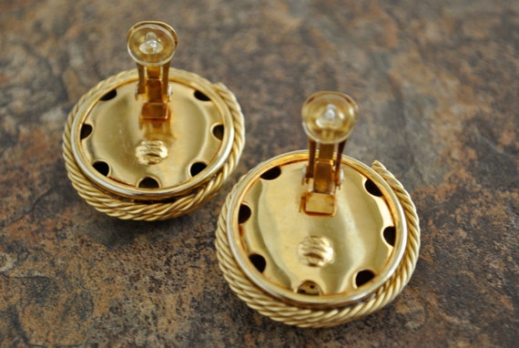 VINTAGE GOLD TONE massive clip earrings. - image 5