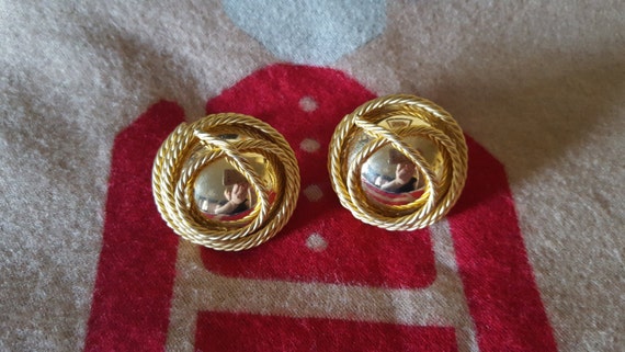 VINTAGE GOLD TONE massive clip earrings. - image 3