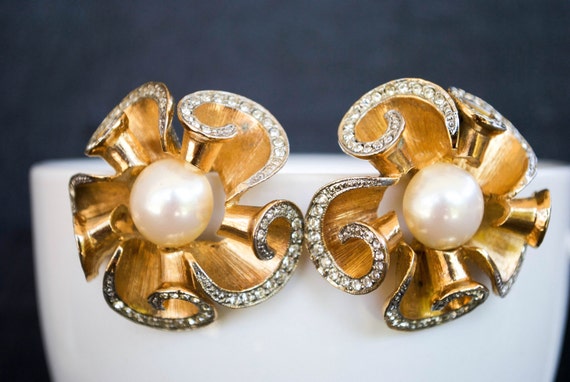 VINTAGE PEARL FLOWER clip earrings - image 1