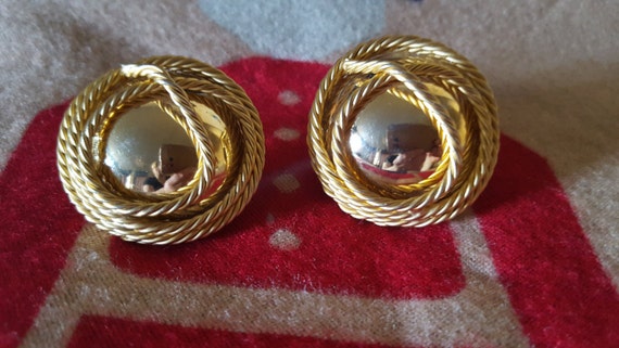 VINTAGE GOLD TONE massive clip earrings. - image 1