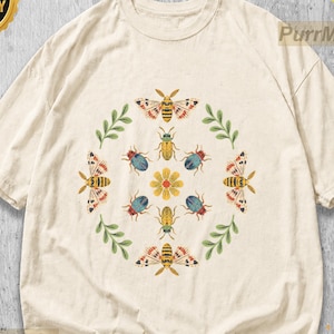 Camiseta com estampa de mariposas e besouros em formato de flor, camiseta vintage com guirlanda de insetos, presente para entomologistas