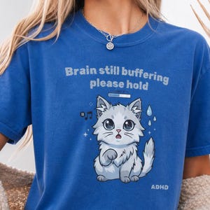 Maglietta con gatto che carica ancora il cervello / Meme sull'ADHD in caricamento