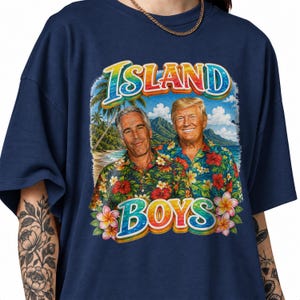 Puede incluir: Una camiseta azul marino con un estampado gráfico de dos hombres con camisas florales sobre un fondo de playa tropical. El texto "ISLAND" aparece en letras de colores del arcoíris encima, y "BOYS" está escrito en letras similares debajo.