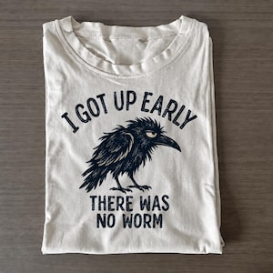 Camiseta "Corvo Rabugento", Camiseta "Acordei Cedo Sem Minhoca", Camiseta de Humor para Amantes de Pássaros