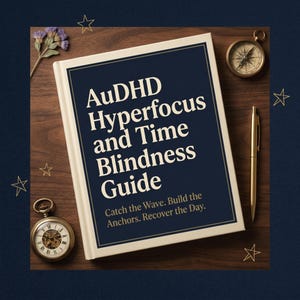 以下が含まれることがあります： 「AuDHD Hyperfocus and Time Blindness Guide」というタイトルの本。紺色の表紙に金色の文字が書かれており、木製の表面に置かれています。金のペン、コンパス、懐中時計も近くにあります。
